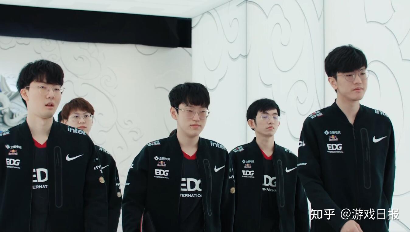 从赛场边恢 从赛场边恢